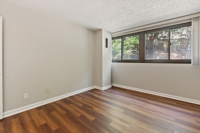 Building Photo - Spacious 2BR Condo in the Heart of Alexandria | Prime Location & Great Amenities