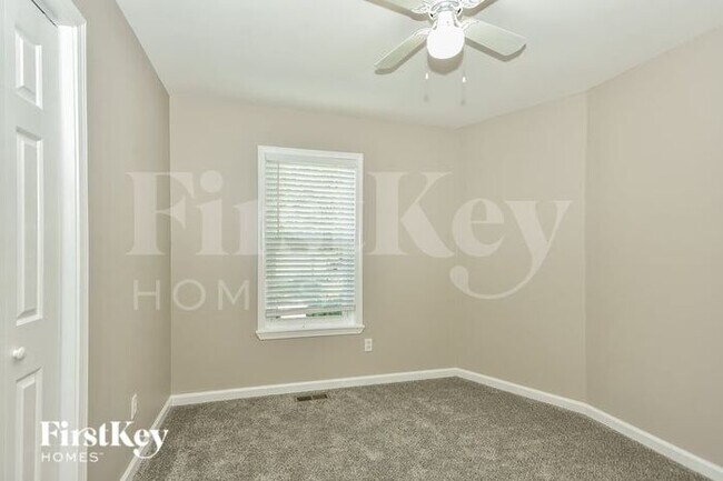 Building Photo - 1304 Venessa Dr