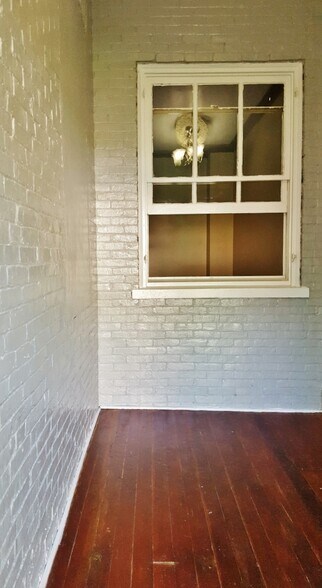 Bonas room with exposed brick and original oak floors - 37A Maple Ave