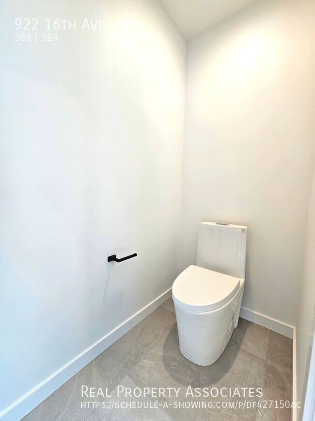 Building Photo - 922 16th Ave