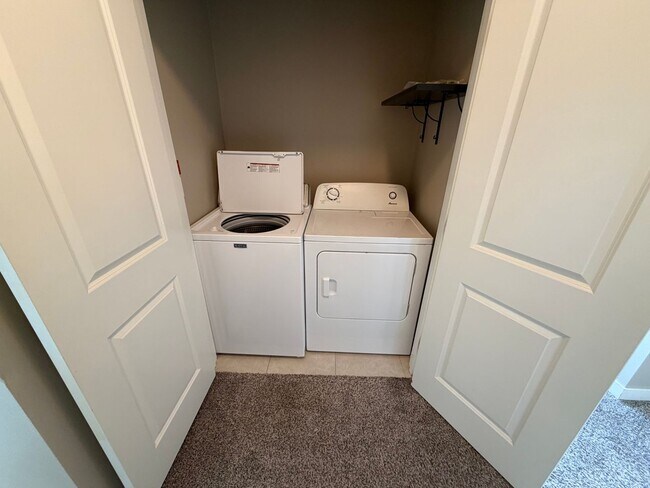 Building Photo - Beautifully Updated 3-Bed, 2.5-Bath Home in Prime Wilsonville Location! - Water/Sewer/Trash Included