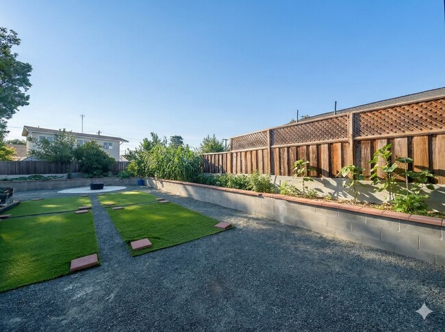 Building Photo - 2464 Pepper Dr