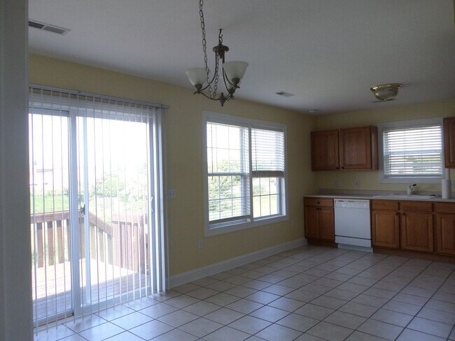 Building Photo - 3 Bedroom 2 Bath Townhouse