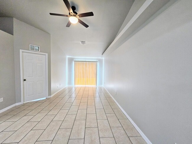 Building Photo - Like New  3 bedroom, 2bath 1 car garage