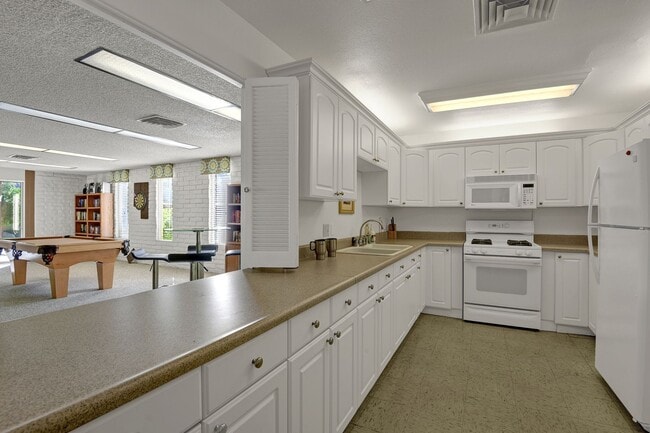 Building Photo - 73895 Saquaro Ct