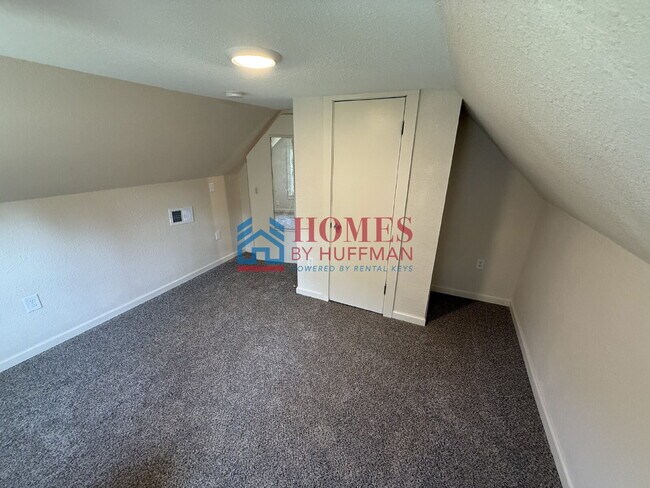 Building Photo - Three Bedroom | Updated | EHA Accepted | D...