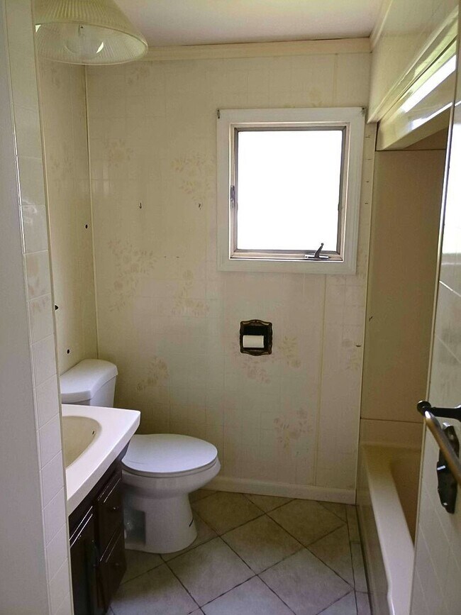 Building Photo - 4-Bedroom Home for Rent Summer 2026