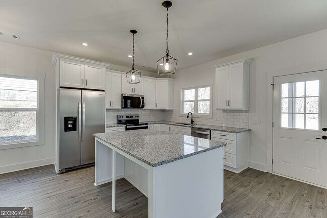 Building Photo - 585 Clayton St