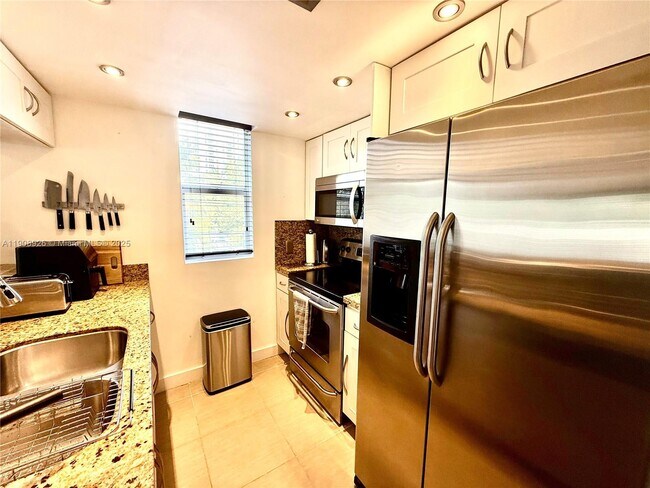 Building Photo - 498 SW 2nd St