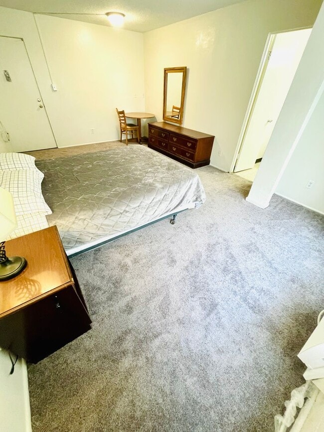 Building Photo - Studio Apartment on Las Vegas Strip - Close to all of the Excitement & More!!