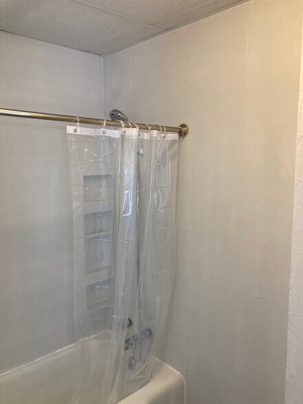 Tub/Shower - 223 S Western Ave
