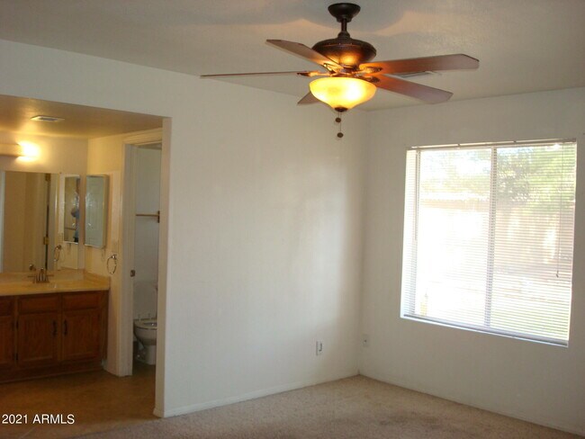 Building Photo - 3933 W Pershing Ave