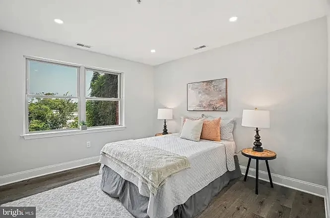 Building Photo - 1240 Holbrook Ter NE