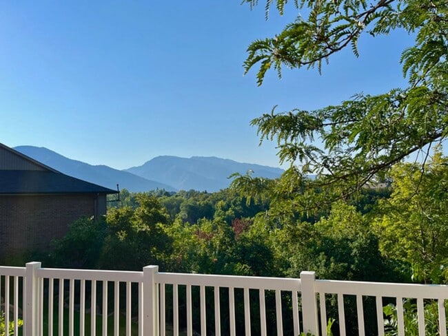Building Photo - Beautiful home with amazing views and larg...