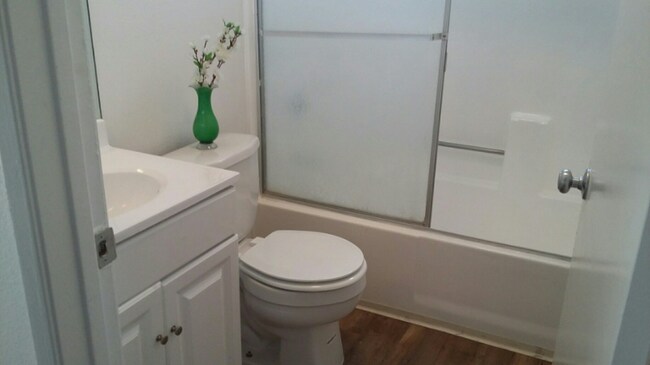 Building Photo - 1627 N Fair Oaks Ave