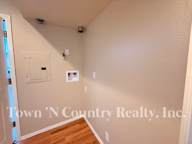 Building Photo - 1720 Cherokee Dr