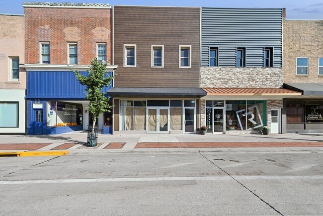 Building Photo - 105 E Bremer Ave