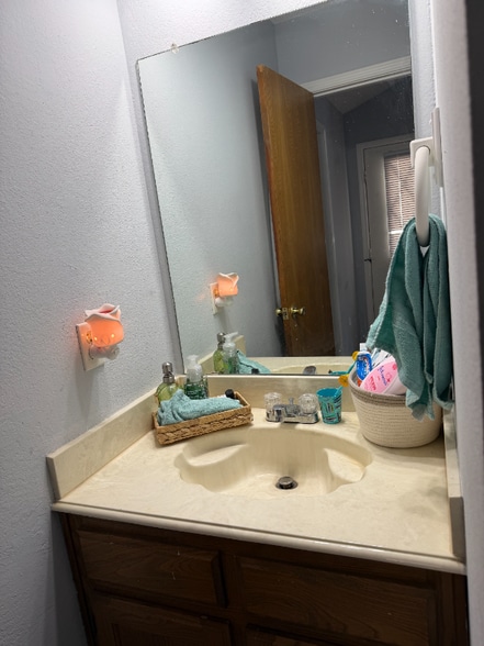 Building Photo - 524 Oakridge Dr