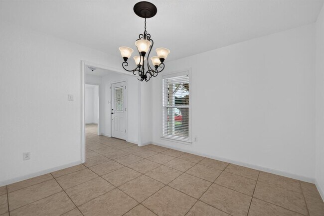 Building Photo - 1202 Knollpark Cir
