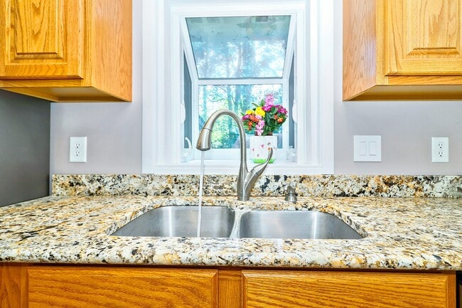 Building Photo - 1510 Crescent Dr