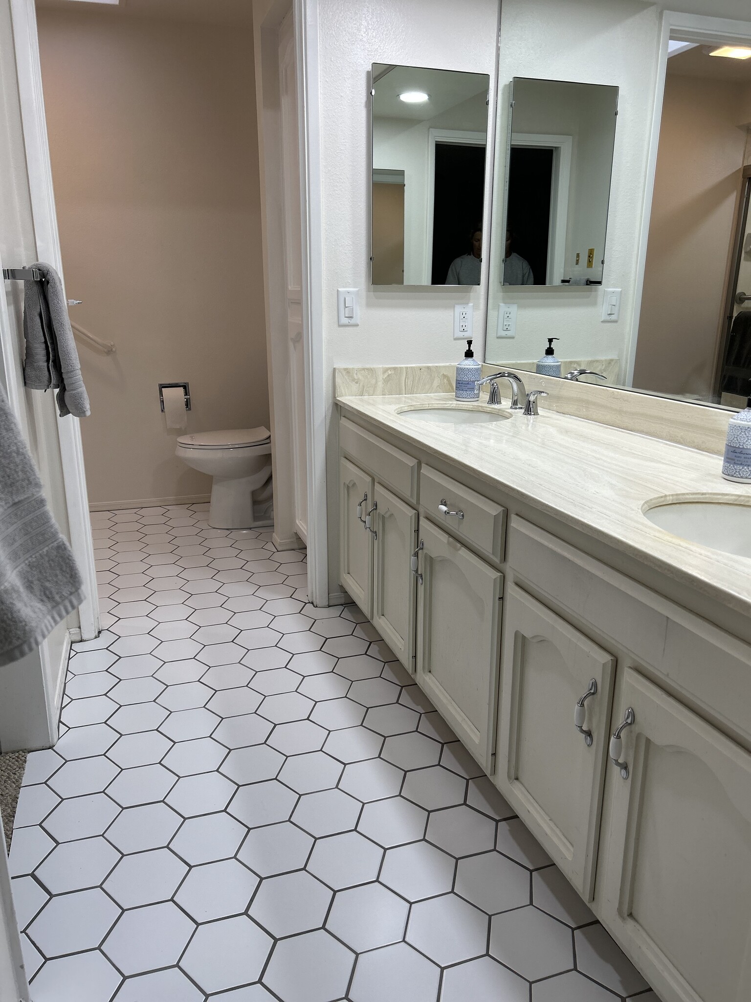 Master Bathroom - 440 N Dodge Blvd