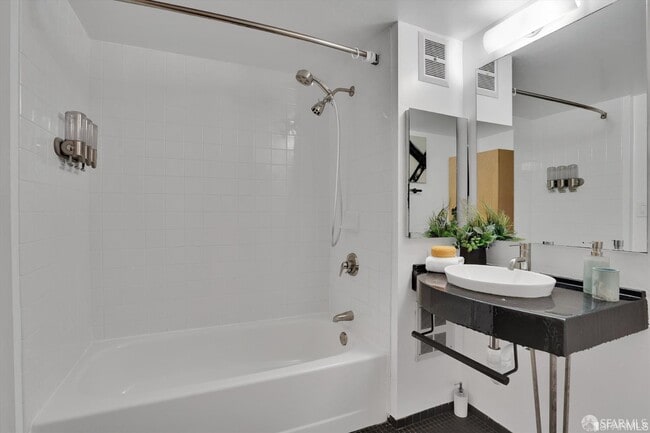 Building Photo - 461 2nd St