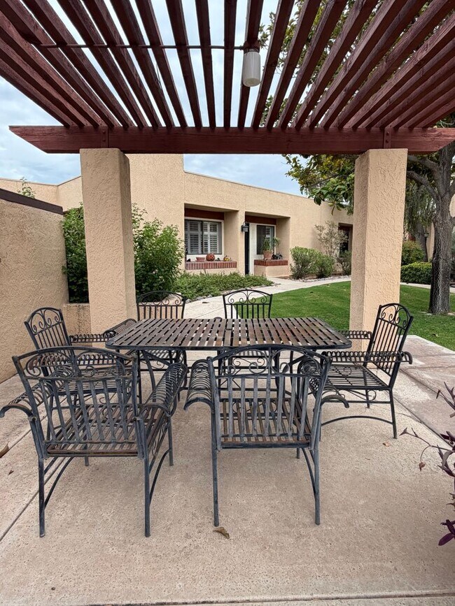 Building Photo - Stunning Midtown 2 Bedroom 2 Bath Townhome in Gated Community!