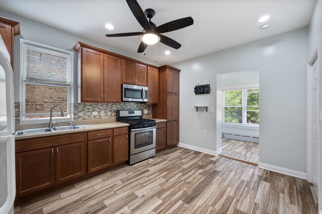 Building Photo - 2324 N Harding Ave