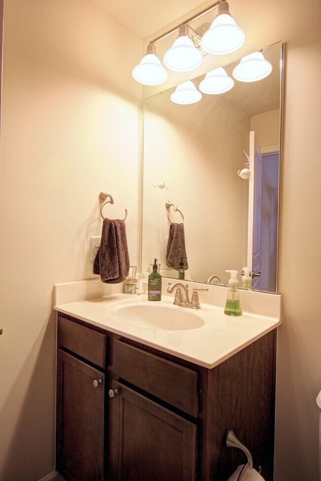 Building Photo - 3bd/3.5ba Spacious 3 Floor Townhouse in Durham's Stratford Lakes Neighborhood!