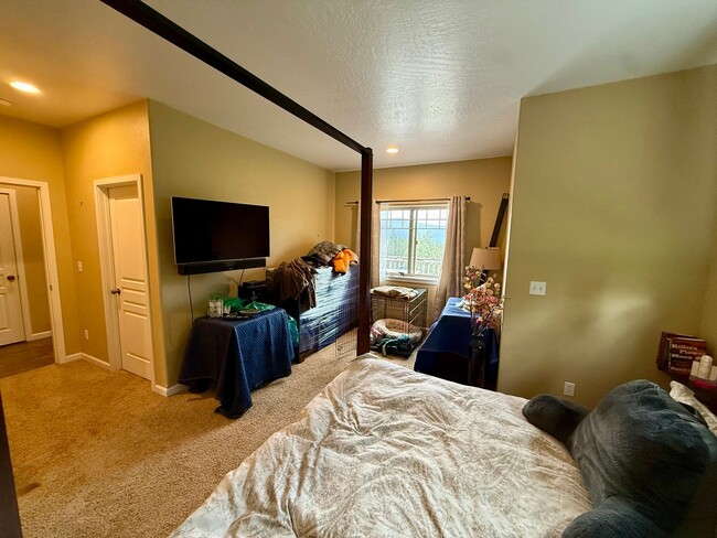 Building Photo - Spacious 4 Bed 3.5 Bath Home in Frenchtown!