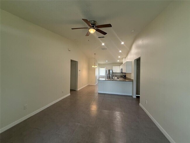 Building Photo - 350 W Ct St