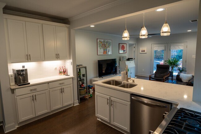 Building Photo - Charming 3 bedroom/ 2 bathroom in Normaltown, Home Close to UGA and Hospitals!