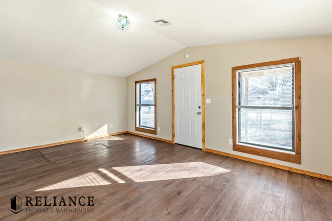 Building Photo - 615 N Doris St