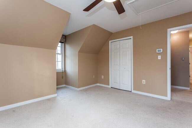 Building Photo - Price Drop on Beautiful 3 Bedroom, 2 Bathr...