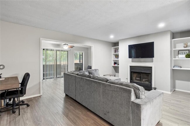 Building Photo - 401 Wynnes Ridge Cir SE