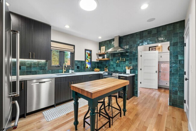 Building Photo - Classic Craftsman in University Heights