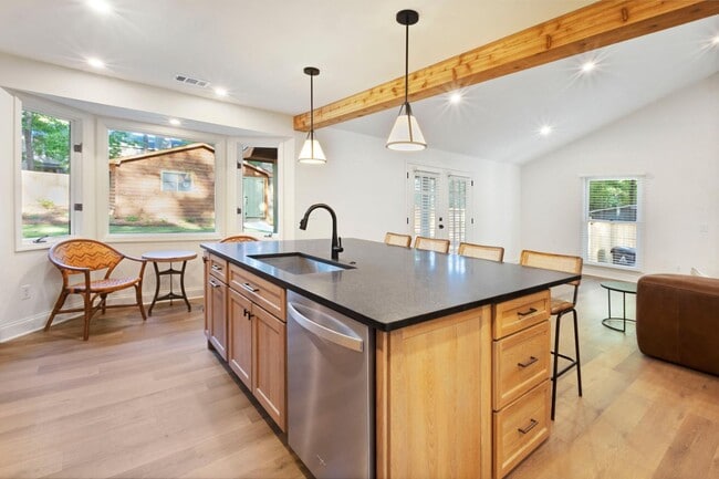 Building Photo - 550 N College St