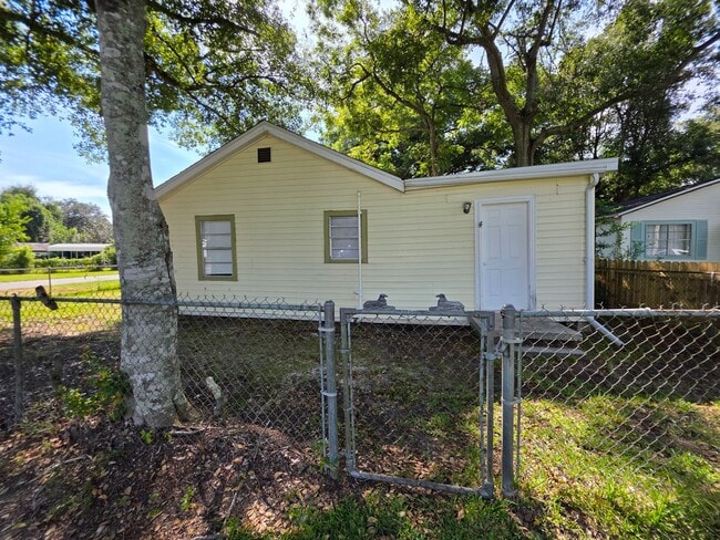 Building Photo - Cute 2BR/1BA House on Corner Lot
