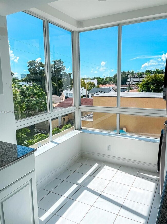 Building Photo - 2501 Douglas Rd