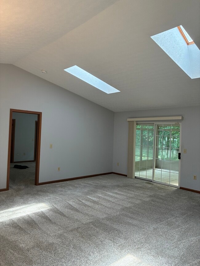 Building Photo - 995 Wren Ct