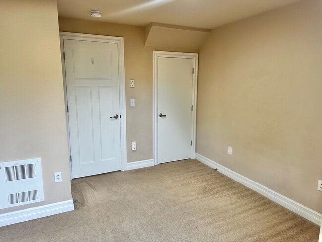 Building Photo - Beautiful 3 bed/2.5 bath townhome in North...