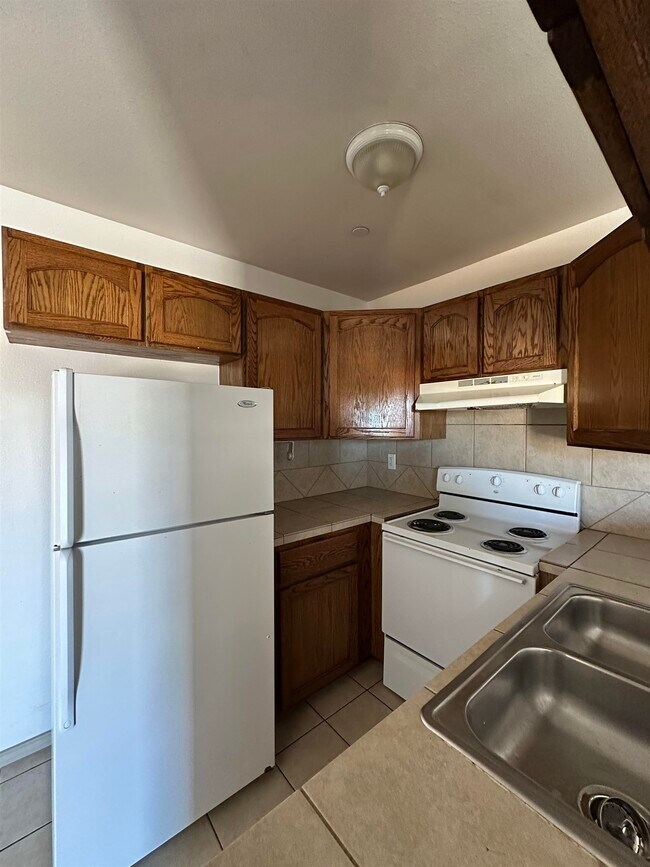 Building Photo - 1610 E Plum St