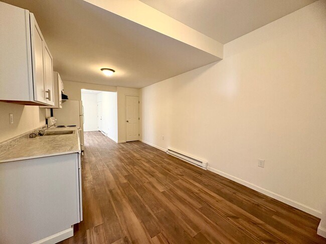 Building Photo - 133 W Maple St