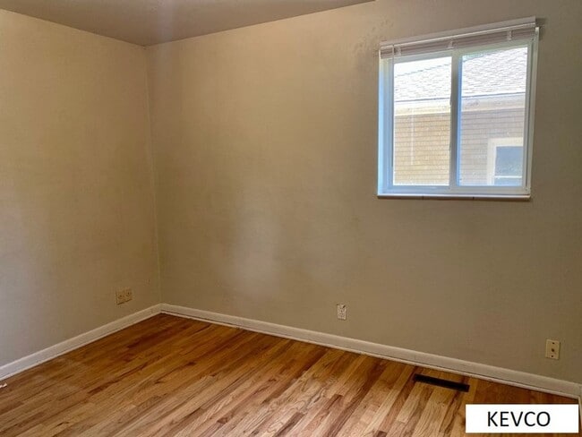 Building Photo - Great Three Bedroom, Close to Everything!