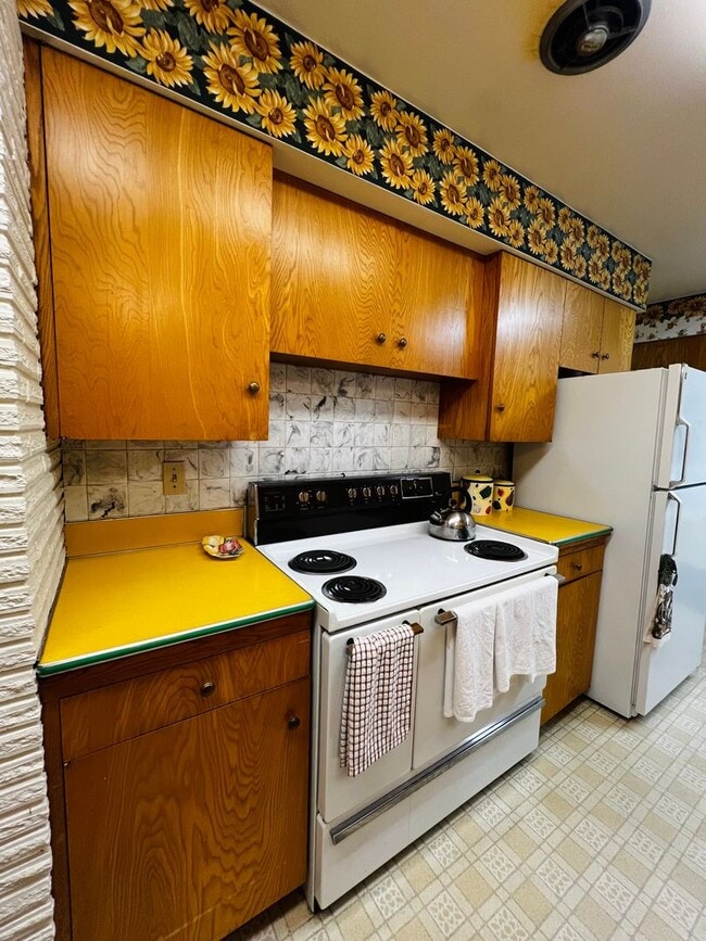 Building Photo - Fully Furnished home- perfect for traveling medical professionals!