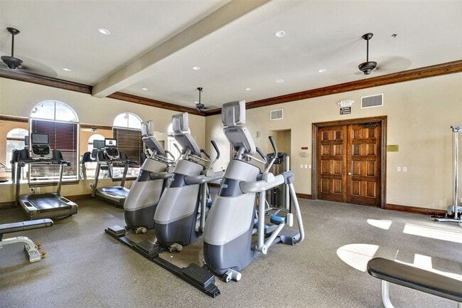 Building Photo - Spacious Top Floor Condo in Resort Style C...