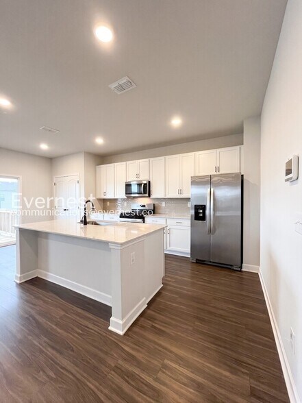 Building Photo - 167 E Millbrook Dr