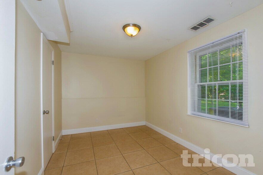 Building Photo - 4200 Gladstone Ln