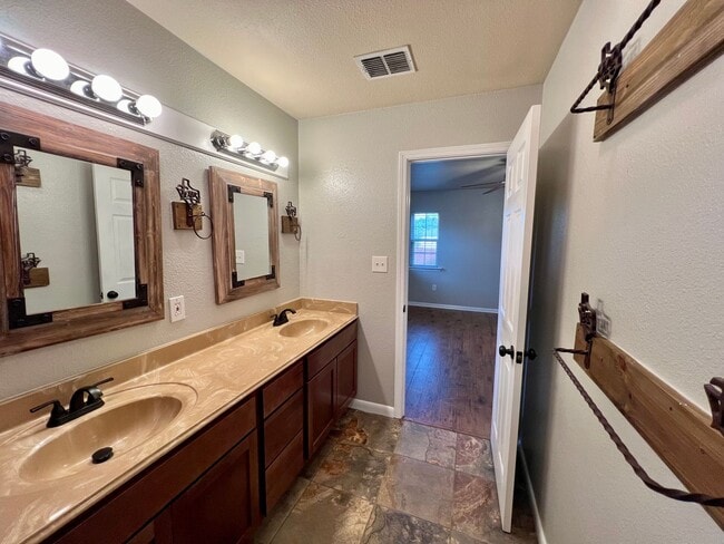 Building Photo - MUST SEE!! Rustic Style 3 Bedroom / 2 Bath...