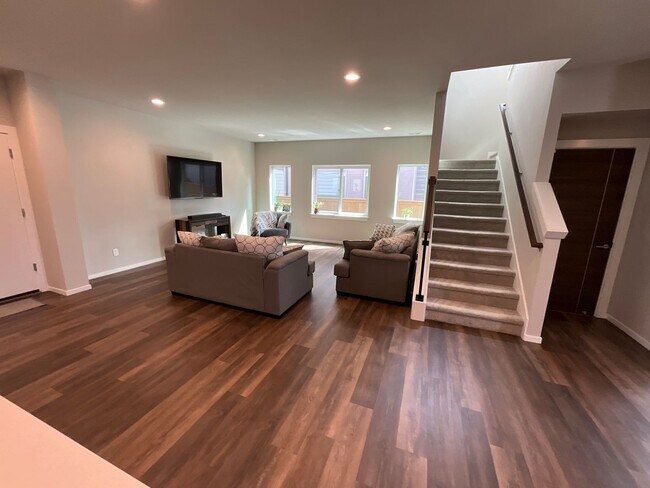 Building Photo - Stunning Black Diamond home-Ten Trails (Pinewood Plan) - Available Early to Mid June